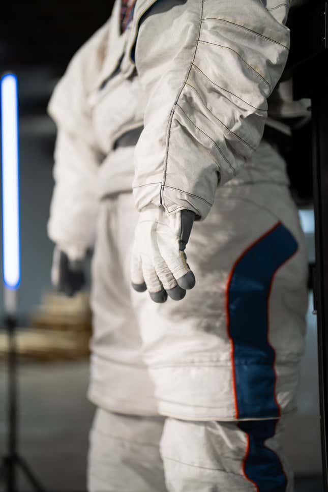 Axiom Araç Dışı Hareketlilik Birimi (AxEMU) uzay giysisinin mevcut beyaz koruyucu katmanı. 